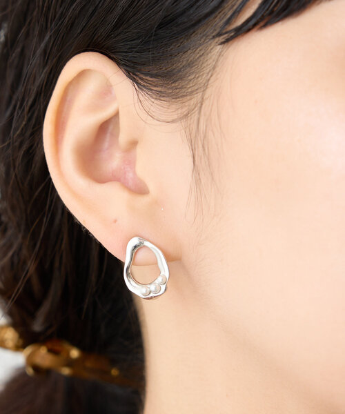 Jena espace merveilleux(ジェナ エスパスメルヴェイユ)の「3粒パールオーバルピアス(ピアス(両耳用)・レディース・シルバー/ゴールド・FREE)」の3枚目の写真