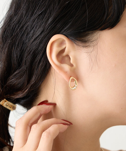 Jena espace merveilleux(ジェナ エスパスメルヴェイユ)の「3粒パールオーバルピアス(ピアス(両耳用)・レディース・シルバー/ゴールド・FREE)」の4枚目の写真