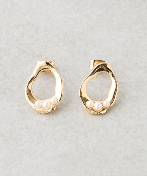 Jena espace merveilleux(ジェナ エスパスメルヴェイユ)の「3粒パールオーバルピアス(ピアス(両耳用)・レディース・シルバー/ゴールド・FREE)」の5枚目の写真