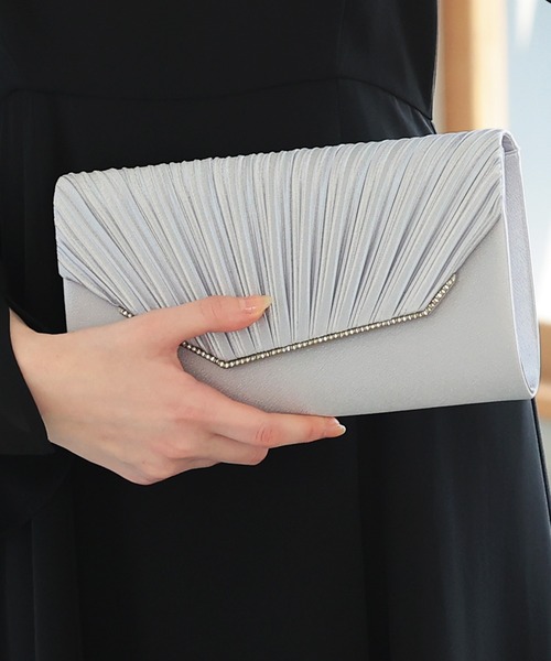 haremode（ハレモード）の「結婚式 お呼ばれ 謝恩会 成人式 対応 クラッチバッグ 変形フラップ サテン ビジューライン チェーン付き2WAY パーティ オケージョン バッグ（クラッチバッグ・レディース・ブラック/シルバー/ベージュ・FREE）」の3枚目の写真