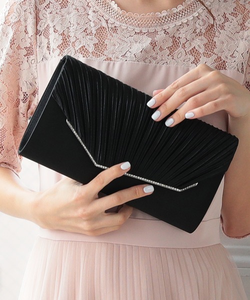 haremode（ハレモード）の「結婚式 お呼ばれ 謝恩会 成人式 対応 クラッチバッグ 変形フラップ サテン ビジューライン チェーン付き2WAY パーティ オケージョン バッグ（クラッチバッグ・レディース・ブラック/シルバー/ベージュ・FREE）」の2枚目の写真