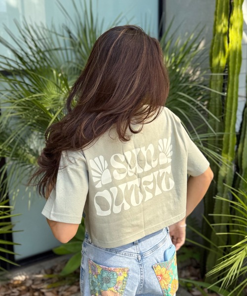 INTER FACTORY(インターファクトリー)の「moeka - SUNOUTFIT ショート&オーバーロゴTシャツ made in INTERFACTORY(Tシャツ/カットソー・レディース・ベージュ/ネイビー/カーキ・SMALL/MEDIUM)」の7枚目の写真