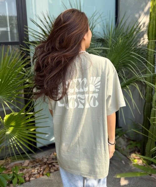 INTER FACTORY(インターファクトリー)の「moeka - SUNOUTFIT ショート&オーバーロゴTシャツ made in INTERFACTORY(Tシャツ/カットソー・レディース・ベージュ/ネイビー/カーキ・SMALL/MEDIUM)」の10枚目の写真