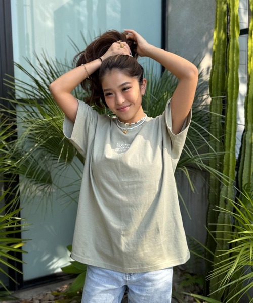 INTER FACTORY(インターファクトリー)の「moeka - SUNOUTFIT ショート&オーバーロゴTシャツ made in INTERFACTORY(Tシャツ/カットソー・レディース・ベージュ/ネイビー/カーキ・SMALL/MEDIUM)」の9枚目の写真