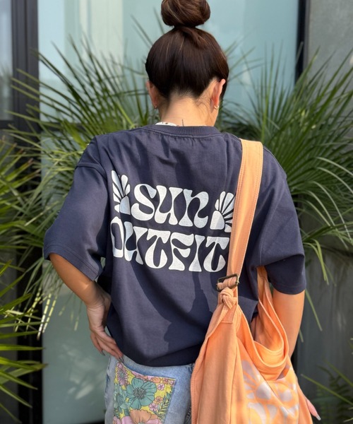 INTER FACTORY(インターファクトリー)の「moeka - SUNOUTFIT ショート&オーバーロゴTシャツ made in INTERFACTORY(Tシャツ/カットソー・レディース・ベージュ/ネイビー/カーキ・SMALL/MEDIUM)」の20枚目の写真