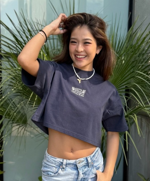 INTER FACTORY(インターファクトリー)の「moeka - SUNOUTFIT ショート&オーバーロゴTシャツ made in INTERFACTORY(Tシャツ/カットソー・レディース・ベージュ/ネイビー/カーキ・SMALL/MEDIUM)」の11枚目の写真