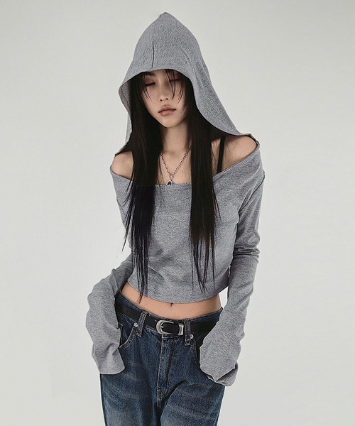 MEMECLE（メメクル）の「【 MEMECLE / メメクル 】オフショルダーカット　フードトップス（パーカー・レディース・グレー・S/M）」の2枚目の写真
