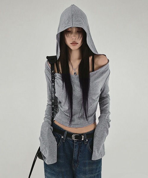 MEMECLE（メメクル）の「【 MEMECLE / メメクル 】オフショルダーカット　フードトップス（パーカー・レディース・グレー・S/M）」の3枚目の写真