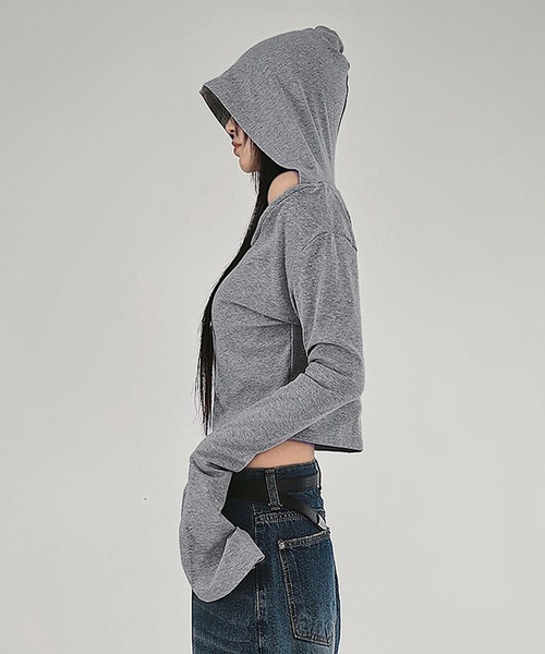 MEMECLE（メメクル）の「【 MEMECLE / メメクル 】オフショルダーカット　フードトップス（パーカー・レディース・グレー・S/M）」の4枚目の写真