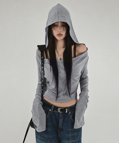 MEMECLE（メメクル）の「【 MEMECLE / メメクル 】オフショルダーカット　フードトップス（パーカー・レディース・グレー・S/M）」の5枚目の写真