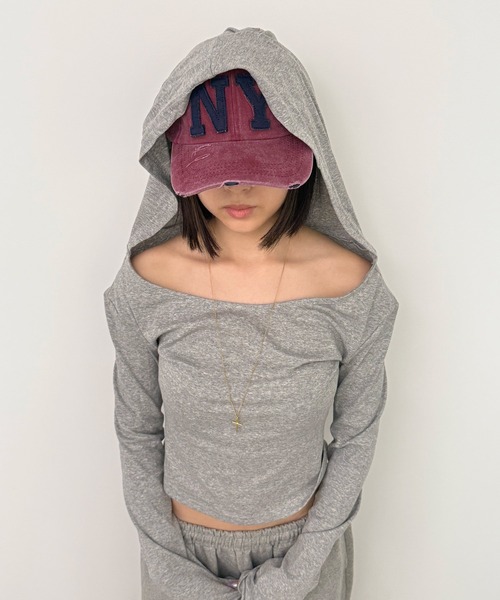 MEMECLE（メメクル）の「【 MEMECLE / メメクル 】オフショルダーカット　フードトップス（パーカー・レディース・グレー・S/M）」の10枚目の写真