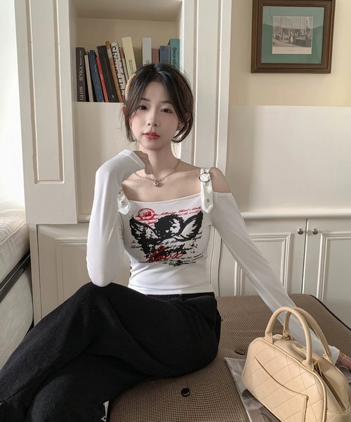 shopnikoniko（ショップニコニコ）の「ショート丈 ロンT エンジェル ベルトオフショルダー ロングTシャツ 長袖 クロップド丈（Tシャツ/カットソー・レディース・ベージュ/ホワイト/ブラック・フリー）」の17枚目の写真
