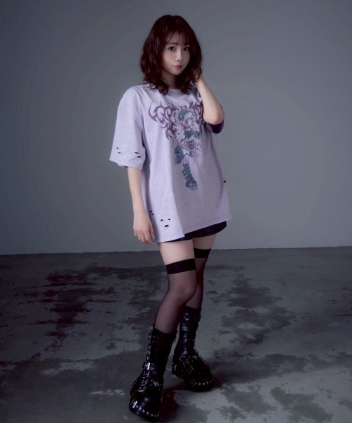 TRAVAS TOKYO（トラバス トウキョウ）の「『TRAVAS TOKYO/トラバス トーキョー』イラストプリント加工Tシャツ（Tシャツ/カットソー・レディース・ブラック/パープル・FREE）」の13枚目の写真