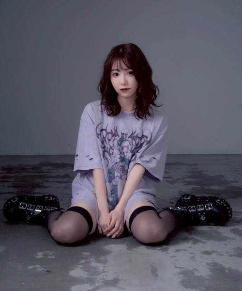 TRAVAS TOKYO（トラバス トウキョウ）の「『TRAVAS TOKYO/トラバス トーキョー』イラストプリント加工Tシャツ（Tシャツ/カットソー・レディース・ブラック/パープル・FREE）」の14枚目の写真