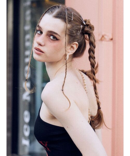 EVRIS（エヴリス）の「COLOR SHELL HOOPピアス（ピアス（両耳用）・レディース・ホワイト/イエロー・FREE）」の4枚目の写真