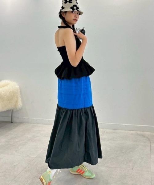 ipugo（イプゴ）の「【メーガン花子様着用】ipugo/イプゴ バイカラー フレアロングスカート（スカート・レディース・ブルー/ブラック・FREE）」の2枚目の写真