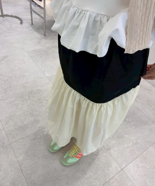 ipugo（イプゴ）の「【メーガン花子様着用】ipugo/イプゴ バイカラー フレアロングスカート（スカート・レディース・ブルー/ブラック・FREE）」の5枚目の写真