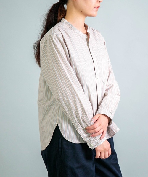 OMNIGOD（オムニゴッド）の「[OMNIGOD womens / オムニゴッド] タイプライターストライプ スタンドカラーシャツ（シャツ/ブラウス・レディース・ブラウン系その他・2/3）」の3枚目の写真