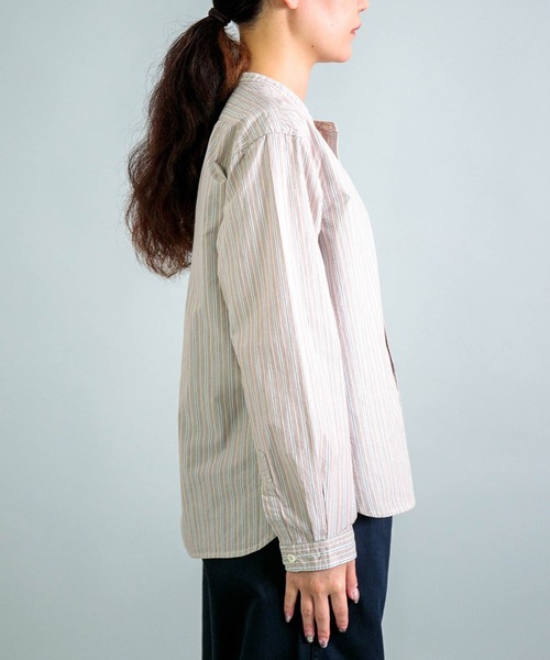 OMNIGOD（オムニゴッド）の「[OMNIGOD womens / オムニゴッド] タイプライターストライプ スタンドカラーシャツ（シャツ/ブラウス・レディース・ブラウン系その他・2/3）」の7枚目の写真