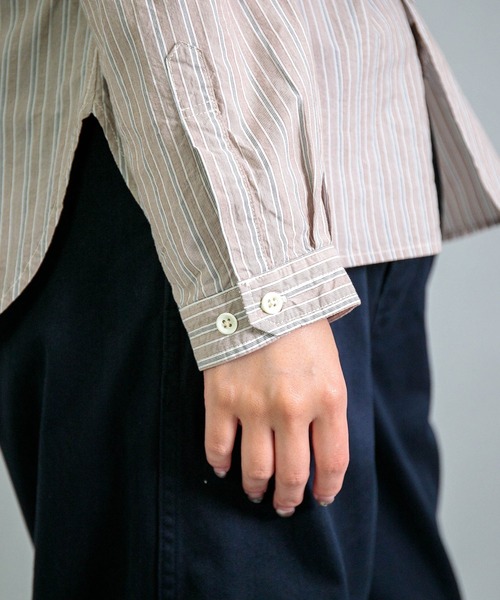 OMNIGOD（オムニゴッド）の「[OMNIGOD womens / オムニゴッド] タイプライターストライプ スタンドカラーシャツ（シャツ/ブラウス・レディース・ブラウン系その他・2/3）」の2枚目の写真