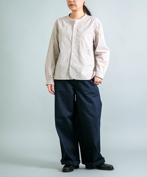 OMNIGOD（オムニゴッド）の「[OMNIGOD womens / オムニゴッド] タイプライターストライプ スタンドカラーシャツ（シャツ/ブラウス・レディース・ブラウン系その他・2/3）」の4枚目の写真