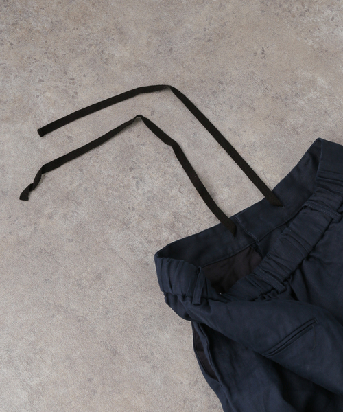 JOURNAL STANDARD LUXE（ジャーナルスタンダード　ラックス）の「リネン タックパンツ（その他パンツ・レディース・ブラック/ネイビー・SMALL/MEDIUM）」の5枚目の写真