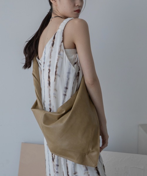 VACANCY（ヴァカンシー）の「ツイスト巻きスカート風トートバッグ（トートバッグ・レディース・ブラック/マスタード・FREE）」の12枚目の写真