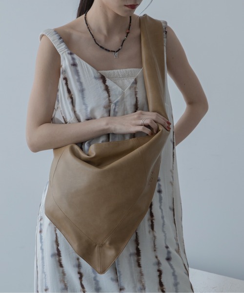 VACANCY（ヴァカンシー）の「ツイスト巻きスカート風トートバッグ（トートバッグ・レディース・ブラック/マスタード・FREE）」の11枚目の写真