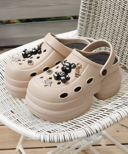 1111clothing（ワンフォークロージング）の「ビジュー付き 厚底クロッグサンダル / Thick-soled clog sandals with jewels（サンダル・レディース・ホワイト系2/ブラック系2/ブラック系1/ベージュ系1/ベージュ系2/ホワイト系1・S/L/M）」の5枚目の写真