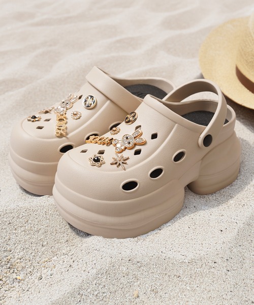1111clothing（ワンフォークロージング）の「ビジュー付き 厚底クロッグサンダル / Thick-soled clog sandals with jewels（サンダル・レディース・ホワイト系2/ブラック系2/ブラック系1/ベージュ系1/ベージュ系2/ホワイト系1・S/L/M）」の6枚目の写真