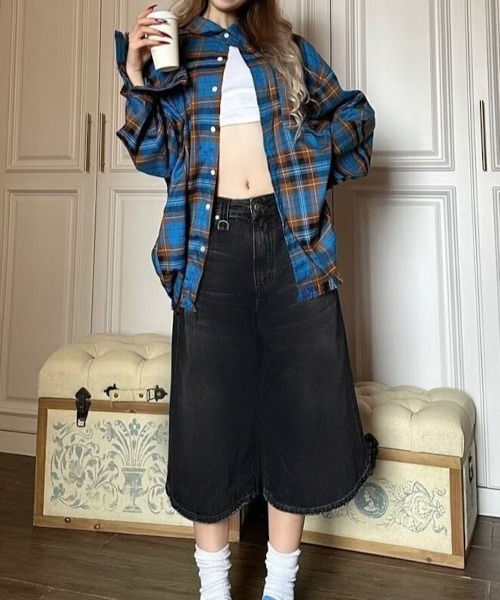 MASHIRO（マシロ）の「【MASHIRO】スーパービッグサイズデニムハーフワイドパンツ/Dカン付き/ヴィンテージ風加工/Y2K （MA/EK97）（デニムパンツ・レディース・ブラック/ブルー・1/2）」の7枚目の写真