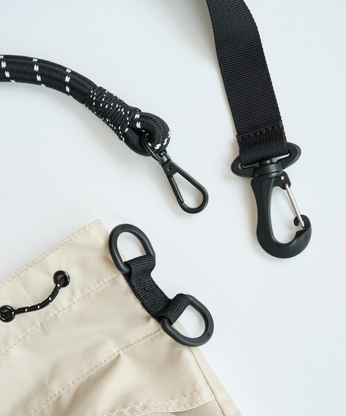 FREAK'S STORE（フリークスストア）の「限定展開 Columbia × FREAK'S STORE/コロンビア 別注 アウトポケット 巾着 2way バッグ（ショルダーバッグ・レディース・ベージュ/ブラック/オリーブ・ONE SIZE）」の4枚目の写真