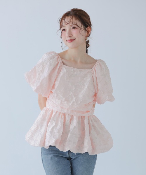 Fit more（フィットモア）の「シャーリングバルーンペプラムトップス（その他トップス・レディース・ホワイト/ピンク/ミント・FREE）」の3枚目の写真