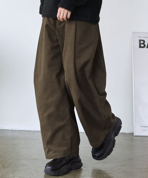 ROCHEM(ローシェン)の「タックボリュームワイドカーブパンツ(その他パンツ・メンズ・ブラック/チャコール/ホワイト/ブラウン・XS/S/M/L)」の4枚目の写真