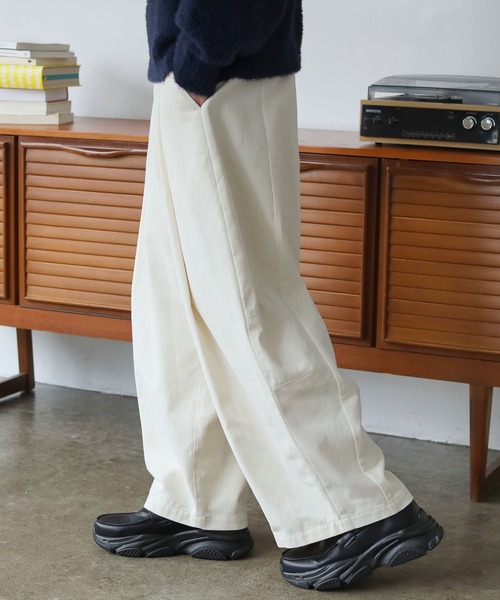 ROCHEM(ローシェン)の「タックボリュームワイドカーブパンツ(その他パンツ・メンズ・ブラック/チャコール/ホワイト/ブラウン・XS/S/M/L)」の9枚目の写真