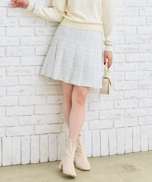 Feroux(フェルゥ)の「プリーツミニ スカート(スカート・レディース・ホワイト系1/グレー系/ブラック系1・SMALL/MEDIUM)」の2枚目の写真