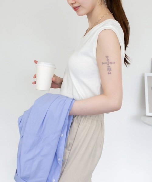 RCD（アールシーディー）の「Vネックノースリーブトップス（Tシャツ/カットソー・レディース・グレイッシュベージュ/ブラック/オフホワイト・L/M/3L/LL）」の8枚目の写真