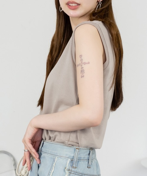 RCD（アールシーディー）の「Vネックノースリーブトップス（Tシャツ/カットソー・レディース・グレイッシュベージュ/ブラック/オフホワイト・L/M/3L/LL）」の14枚目の写真