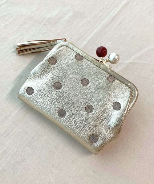 Q（キュー）の「アクリル玉 2つ折りがま口（コインケース・レディース・ブラウン/ゴールド・ONE SIZE）」の2枚目の写真