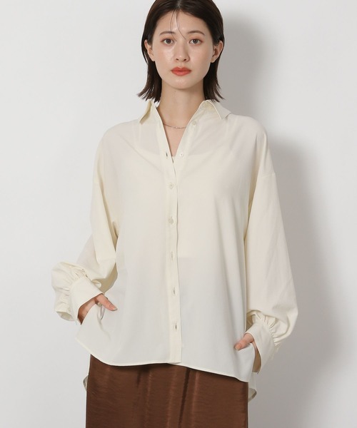 LAKOLE(ラコレ)の「袖タックシャーリングシャツ / 582562(シャツ/ブラウス・レディース・ネイビー/イエロー/アイボリー/チャコール/チェリーレッド・FREE)」の3枚目の写真