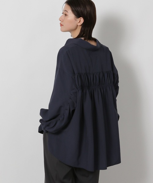 LAKOLE(ラコレ)の「袖タックシャーリングシャツ / 582562(シャツ/ブラウス・レディース・ネイビー/イエロー/アイボリー/チャコール/チェリーレッド・FREE)」の4枚目の写真