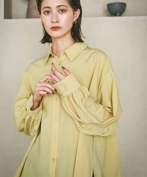 LAKOLE(ラコレ)の「袖タックシャーリングシャツ / 582562(シャツ/ブラウス・レディース・ネイビー/イエロー/アイボリー/チャコール/チェリーレッド・FREE)」の1枚目の写真