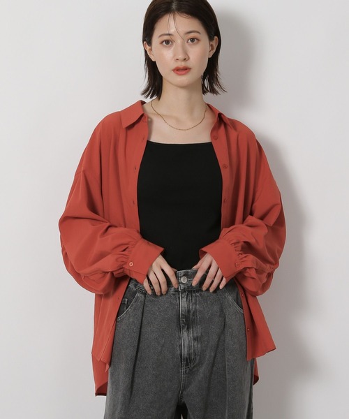 LAKOLE(ラコレ)の「袖タックシャーリングシャツ / 582562(シャツ/ブラウス・レディース・ネイビー/イエロー/アイボリー/チャコール/チェリーレッド・FREE)」の5枚目の写真