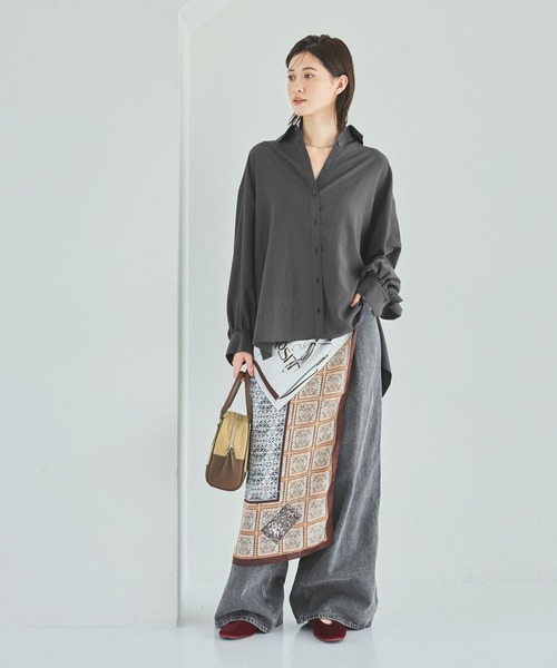 LAKOLE(ラコレ)の「袖タックシャーリングシャツ / 582562(シャツ/ブラウス・レディース・ネイビー/イエロー/アイボリー/チャコール/チェリーレッド・FREE)」の6枚目の写真