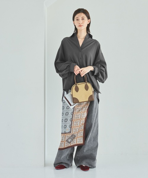 LAKOLE(ラコレ)の「袖タックシャーリングシャツ / 582562(シャツ/ブラウス・レディース・ネイビー/イエロー/アイボリー/チャコール/チェリーレッド・FREE)」の7枚目の写真