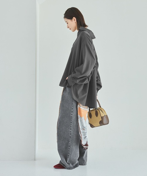 LAKOLE(ラコレ)の「袖タックシャーリングシャツ / 582562(シャツ/ブラウス・レディース・ネイビー/イエロー/アイボリー/チャコール/チェリーレッド・FREE)」の9枚目の写真