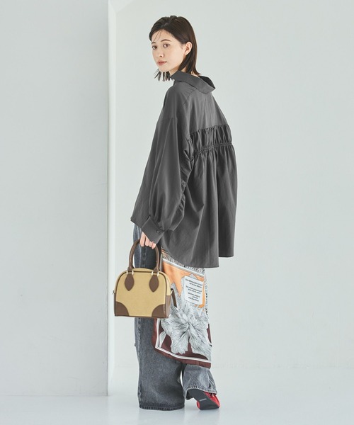 LAKOLE(ラコレ)の「袖タックシャーリングシャツ / 582562(シャツ/ブラウス・レディース・ネイビー/イエロー/アイボリー/チャコール/チェリーレッド・FREE)」の10枚目の写真