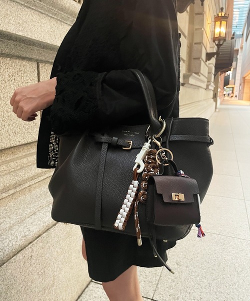 Scrap Book(スクラップブック)の「【CHRISTIAN VILLA】タックベルトトートM(トートバッグ・レディース・ブラック/ブラウン/ブラウン系その他・FREE)」の2枚目の写真