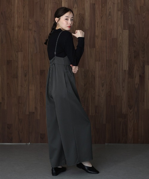 J by blue(ジェイバイブルー)の「ピンストライプフリルサロペット(サロペット/オーバーオール・レディース・ネイビー/グレー・MEDIUM)」の4枚目の写真