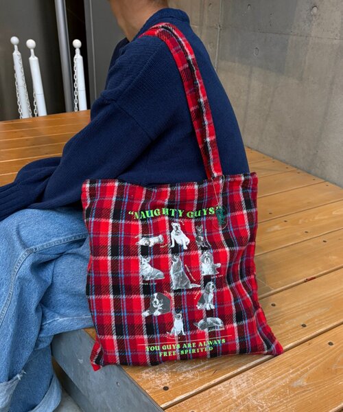 SOUNDSGOOOOD（サウンズグッド）の「【SOUNDS GOOOOD】犬プリントネルチェックトートバッグ（トートバッグ・メンズ・レッド/ブルー・ONE SIZE）」の2枚目の写真